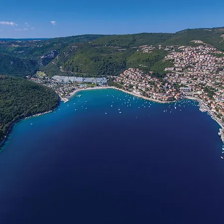 Beautiful Stacaravan In Labin